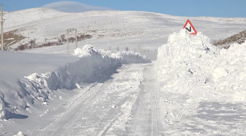 وضعیت تردد جاده های روستایی در بویین میاندشت