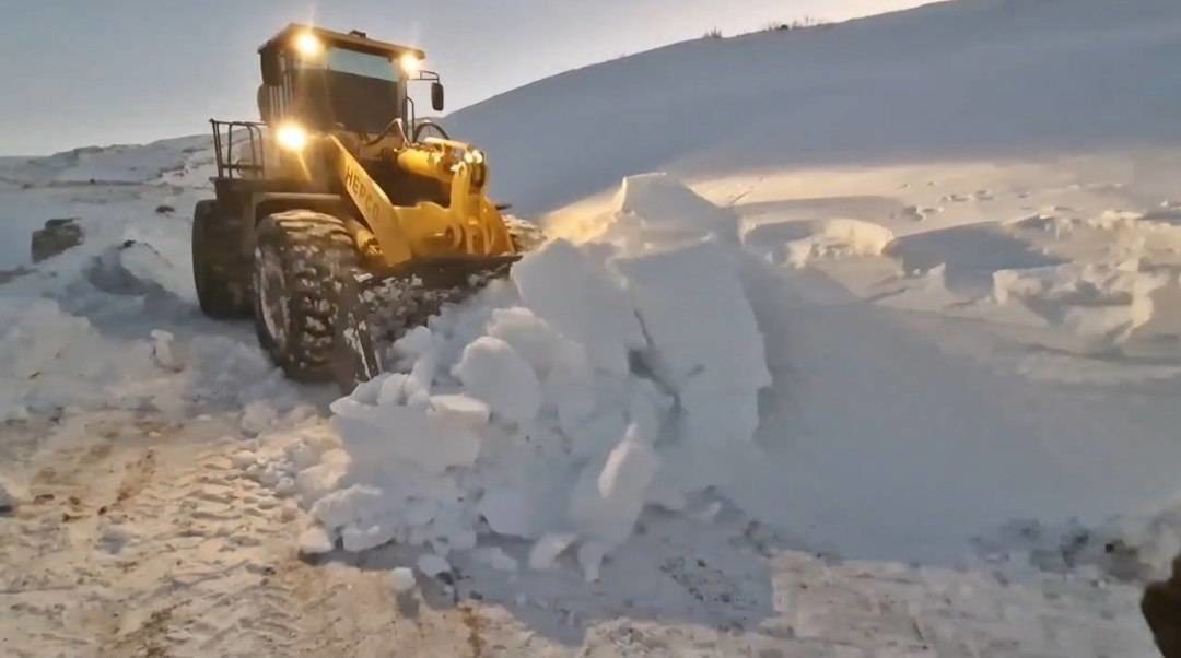 برف‌روبی مسیر ایستگاه تلویزیون و مخابرات بخش وردشت سمیرم