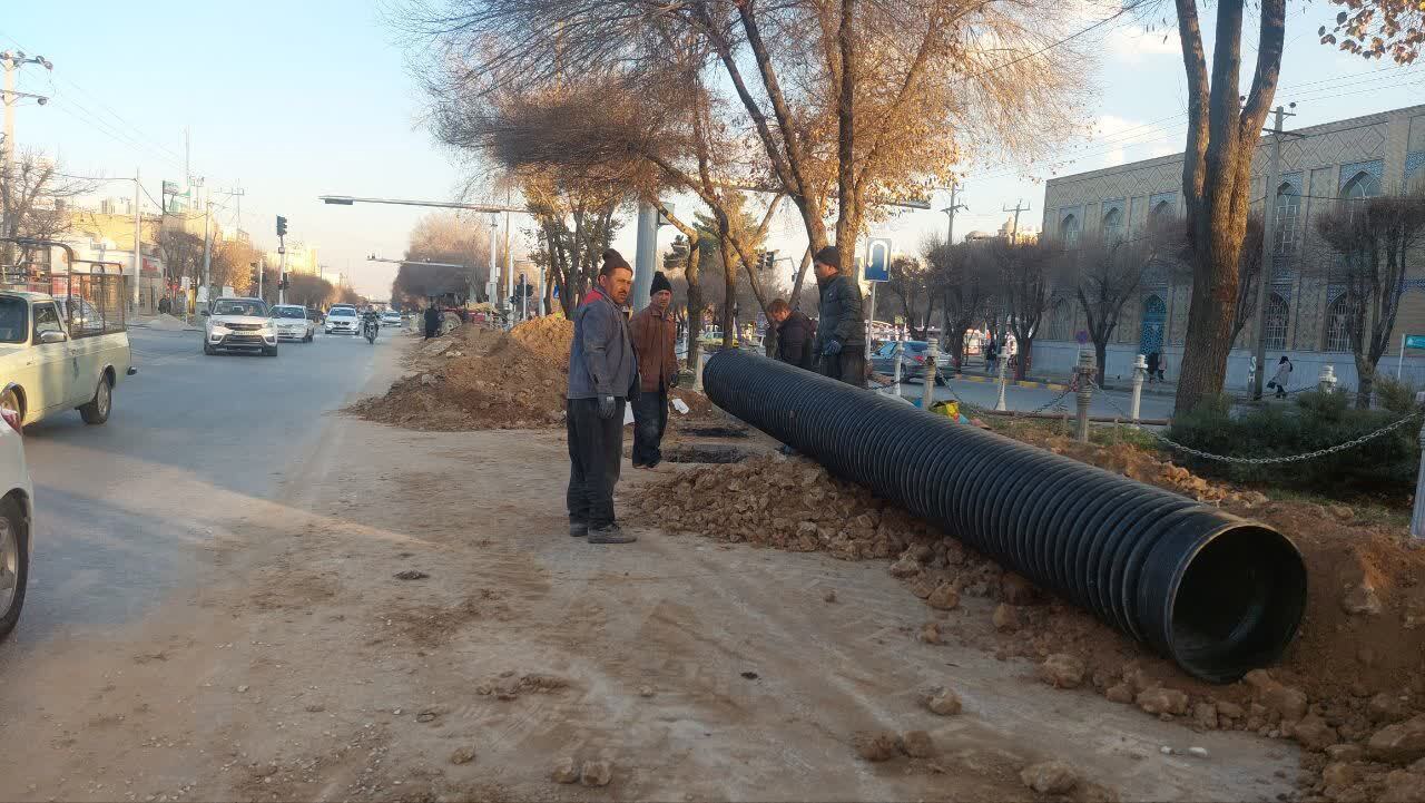 ادامه عملیات اصلاح شبکه فاضلاب بلوار امام خمینی شاهین شهر