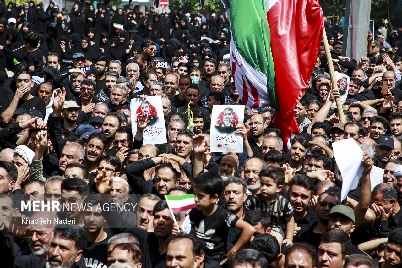 لبیک مردم خمینی شهر به فرمان رهبر معظم انقلاب در راهپیمایی ۲۲ بهمن