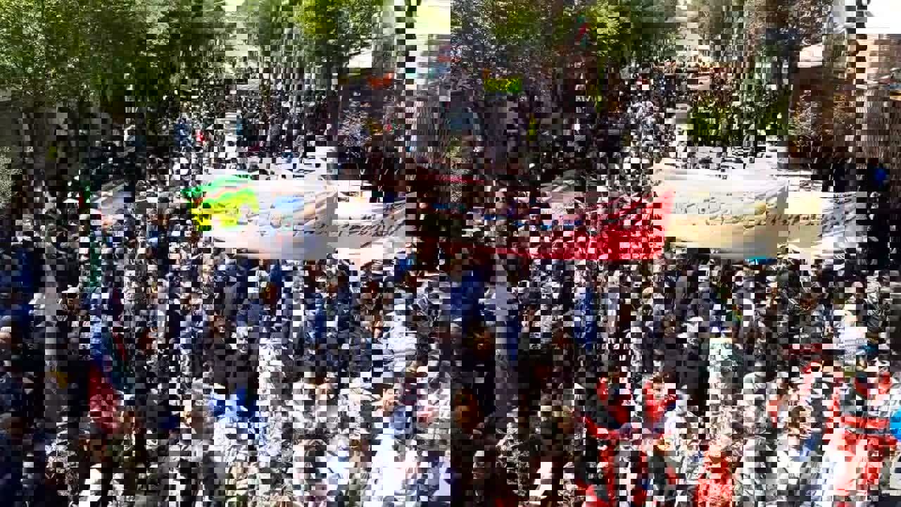 جلوه ای از حضور پرشور مردم ولایی نایین در جشن ۴۷ سالگی انقلاب