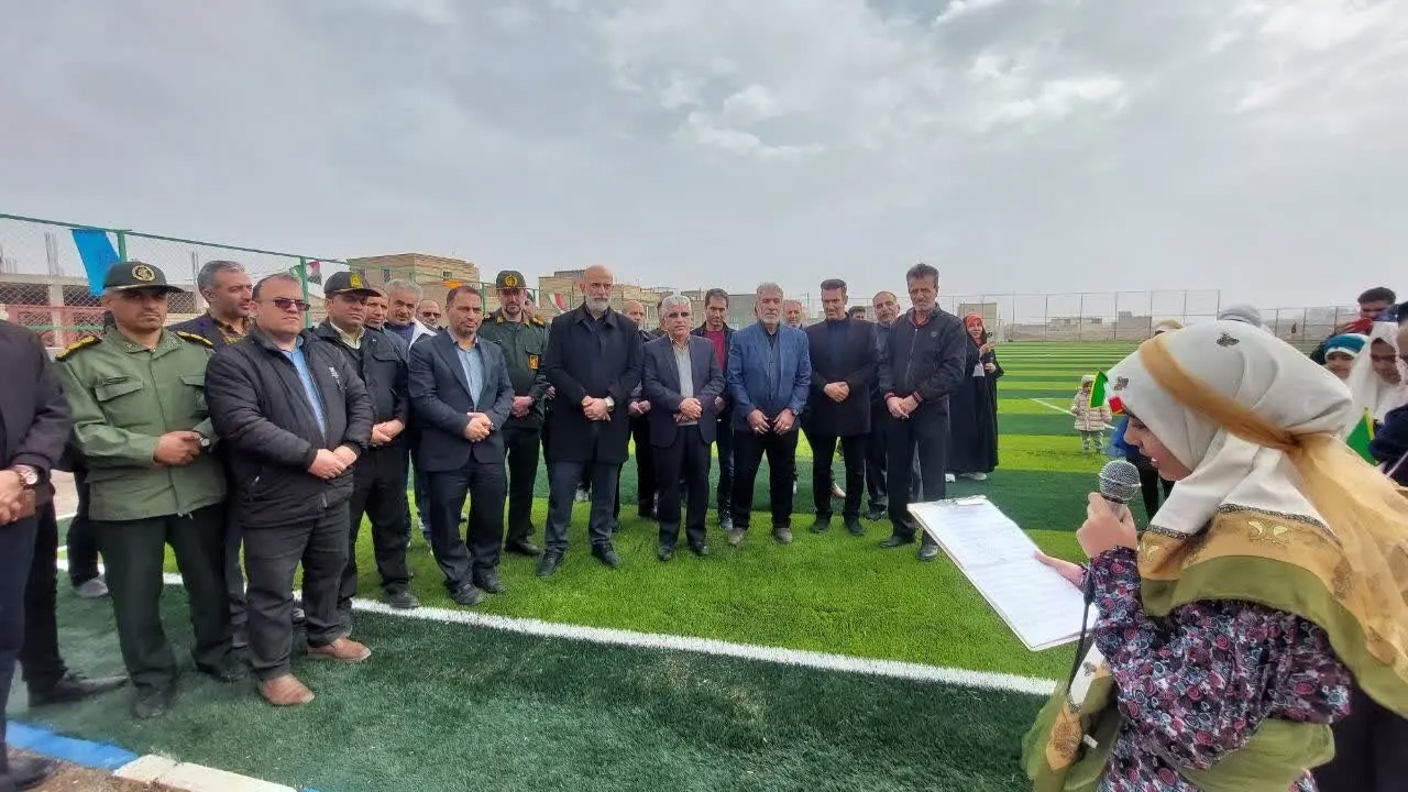 افتتاح زمین چمن مصنوعی در روستای علی‌آباد بخش مرکزی شهرستان آران و بیدگل