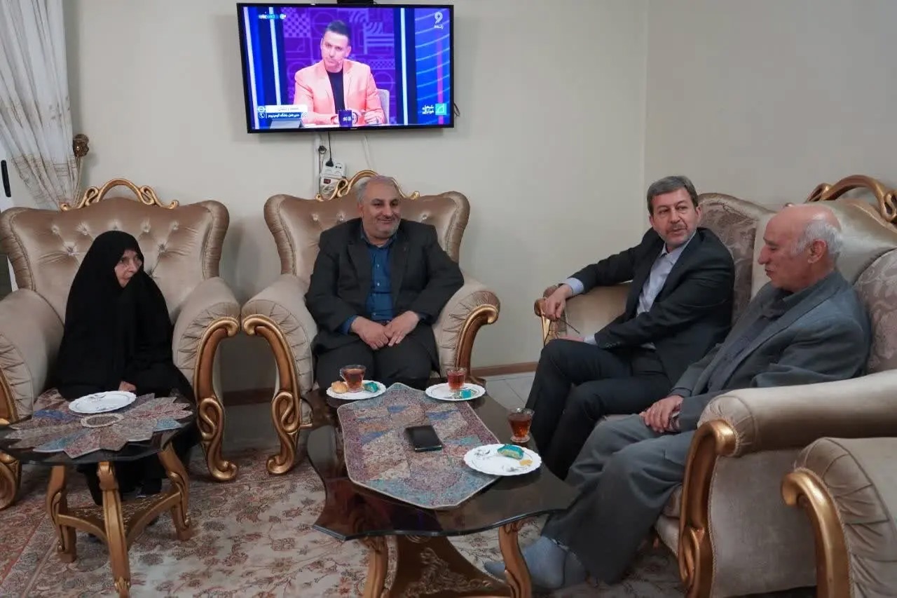 تجدید پیمان با آرمان‌های شهدا در دیدار استاندار  با مادر شهیدان مصطفوی