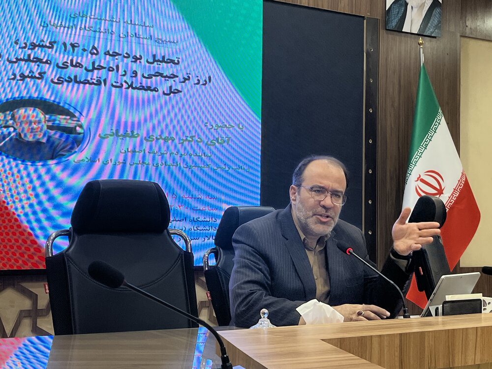 نایب‌رئیس کمیسیون اقتصادی مجلس: کشور ۱۵ سال است درگیر جنگ اقتصادی و ارزی است