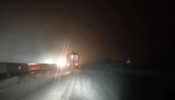 محورهای بویین و میاندشت برفی و بارانی است؛ وزش باد شدید در سمیرم