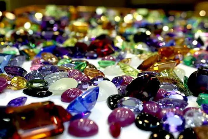 کشف ۳۰ تن سنگ زینتی قاچاق در خور و بیابانک