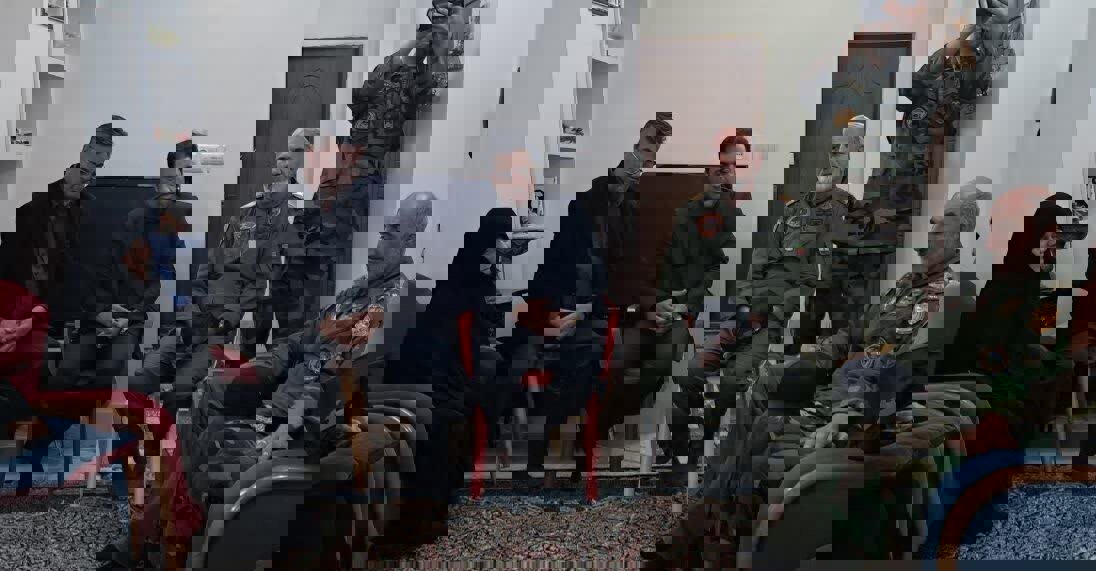 فرمانده هوانیروز ارتش با خانواده شهید حامد دردمند دیدار کرد