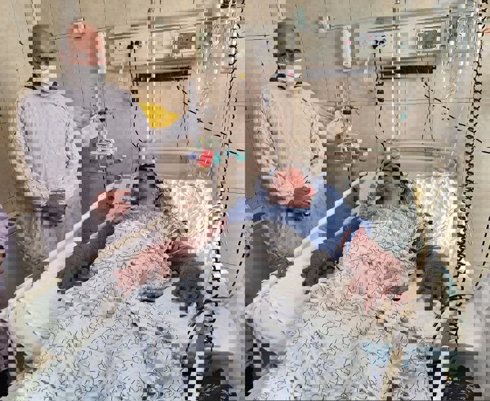 فرمانده هوانیروز ارتش از شهروند مصدوم سانحه بالگرد هوانیروز دیدار کرد