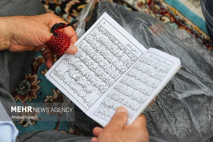 قرائت دعای پرفیض عرفه در مسجد جامع اردستان