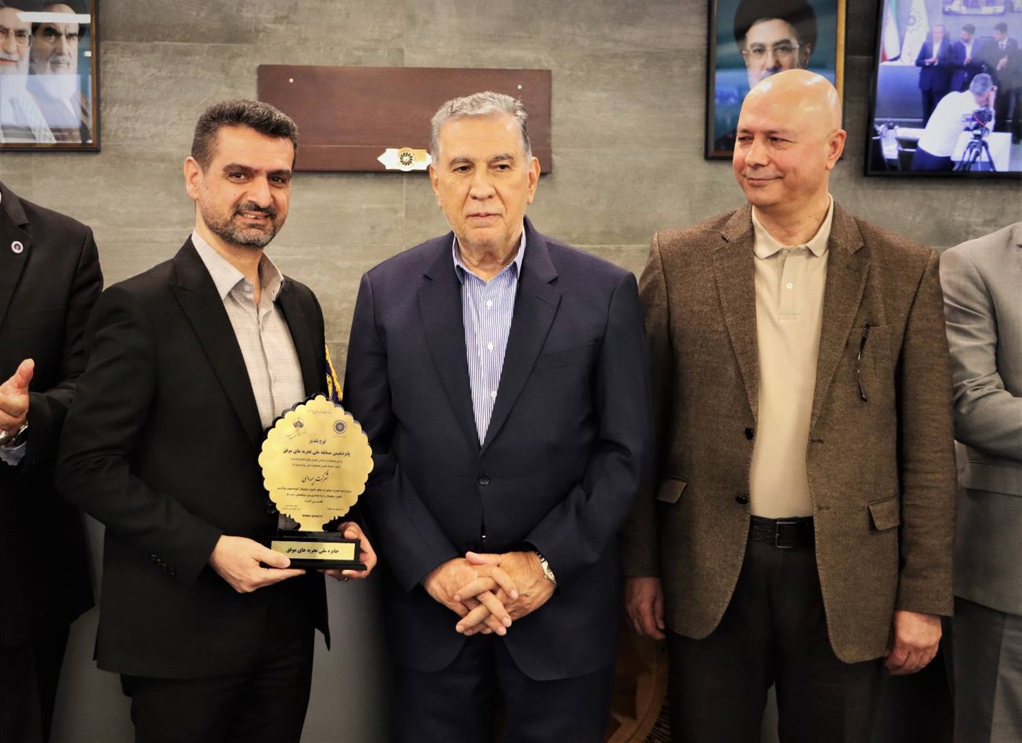 نشان افتخار جشنواره ملی بهره‌وری برای «دی‌دار»/ بیمه دی بر سکوی نخست تحول دیجیتال