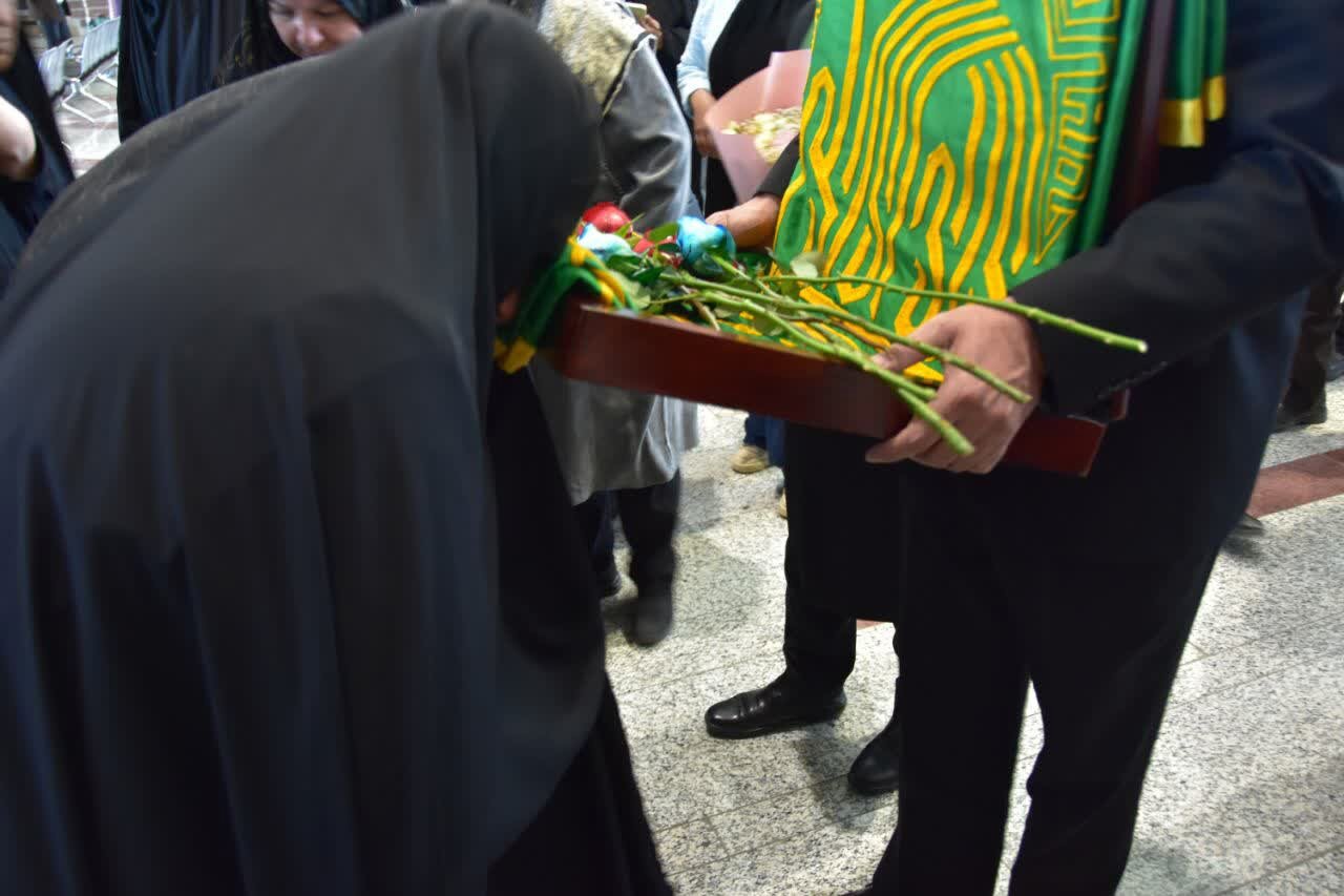 خادمیاران خانواده رضوی از مادران چند فرزندی آران و بیدگلی تجلیل کردند