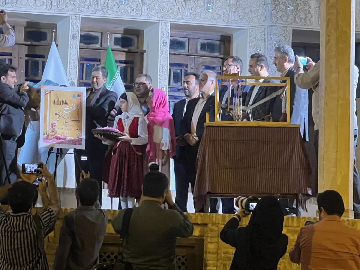 رونمایی از پوستر جشنواره گل و گلاب مَرَق
