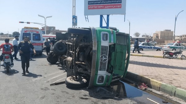 مصدومیت ۱۸ نفر در برخورد اتوبوس و مینی‌بوس در کاشان
