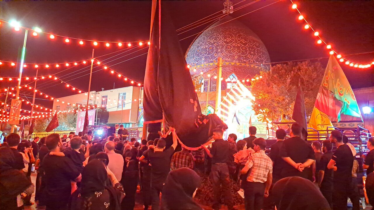 پرچم متبرک حرم امام حسین(ع) در اردستان به اهتزاز درآمد