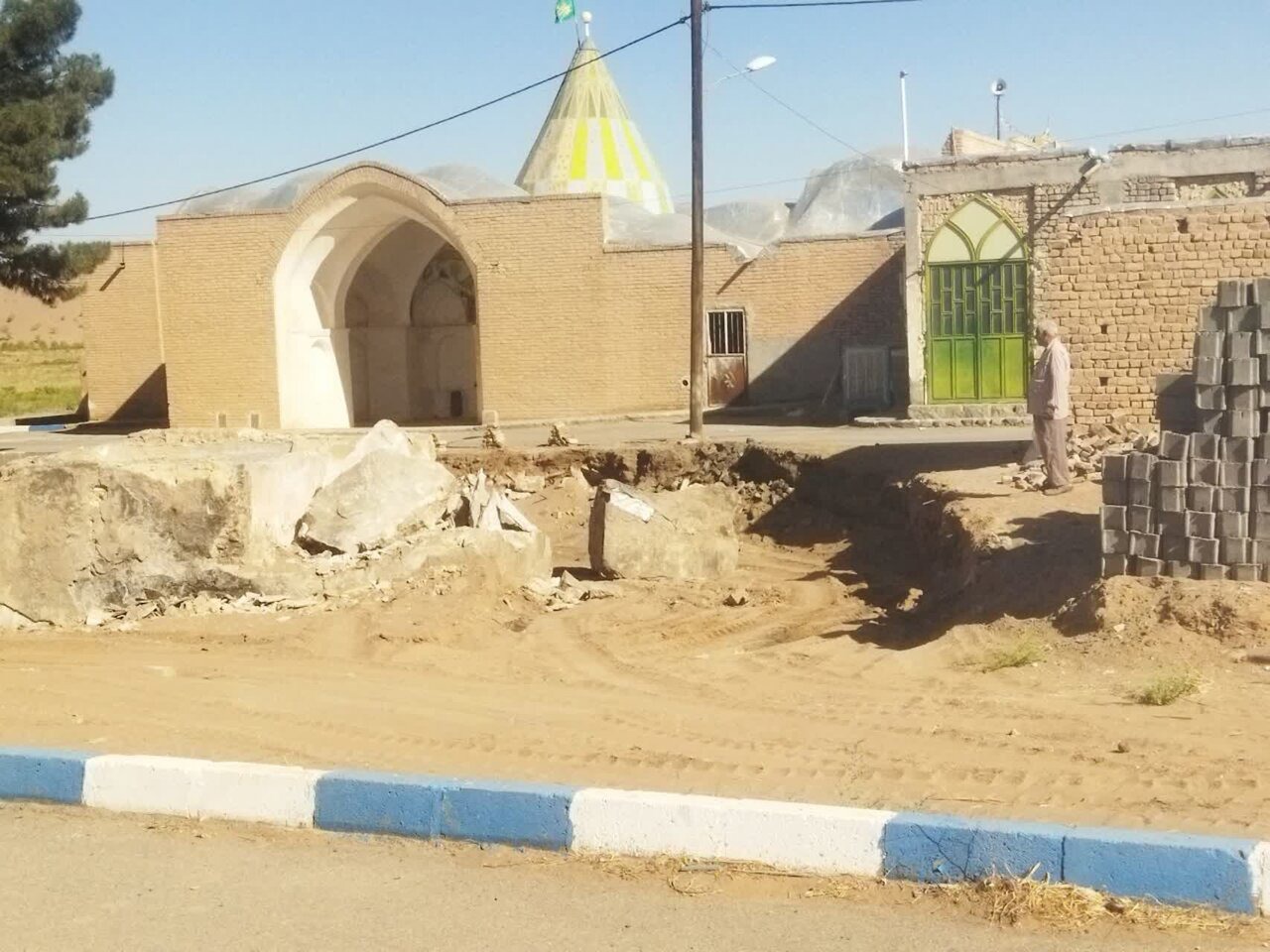 تخریب حمام قدیمی روستای یزدلان ابوزیدآباد؛حمام تحویل دهیاری بود