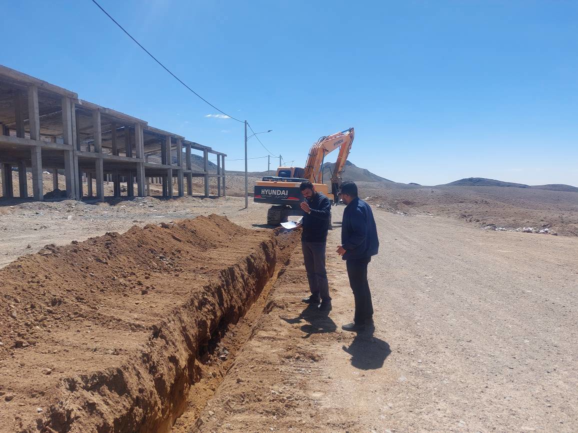 اجرای شبکه توزیع آب مجموعه ۶۴ واحدی در روستای فشارک