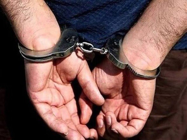 ۳ حفار غیرمجاز حین کندن چاه ۷ متری کنار امامزاده کاشان دستگیر شدند