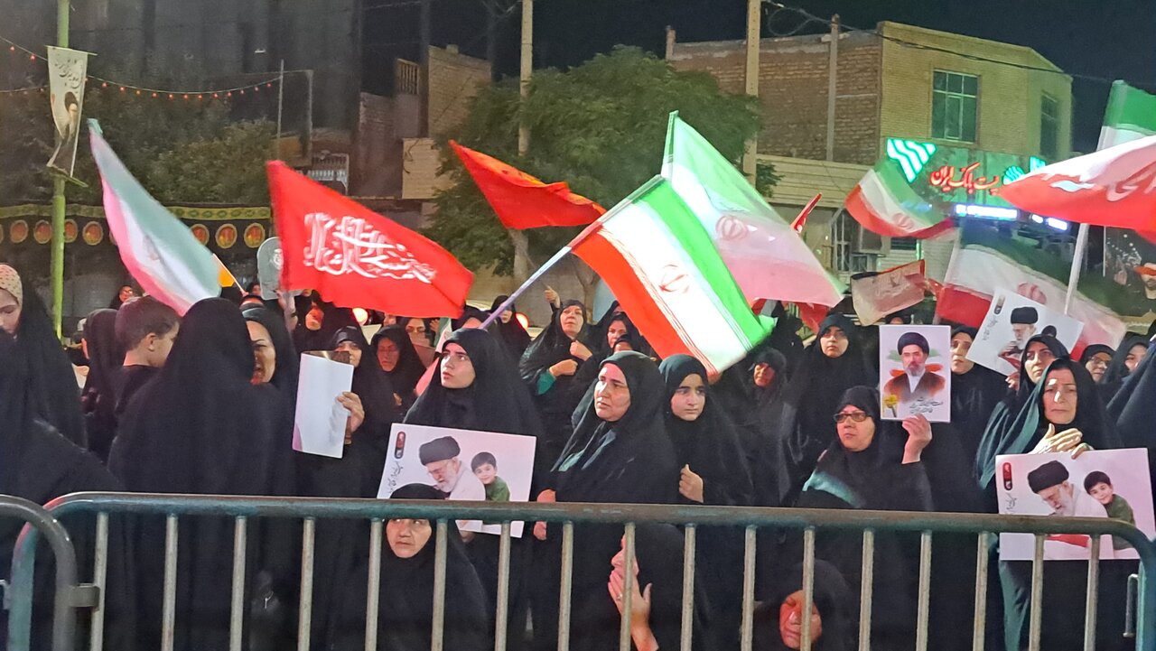 صد و سی و دومین شب تجمع‌ همراه اقامه خونخواهی امام شهید در اردستان
