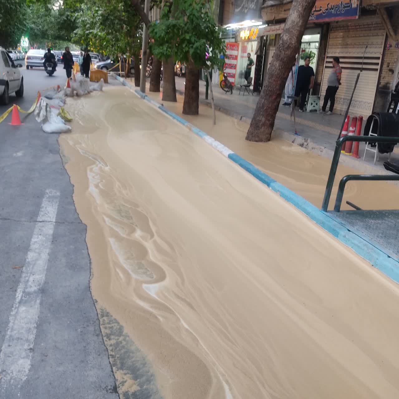 کنترل نفوذ گل حفاری در خیابان نشاط اصفهان