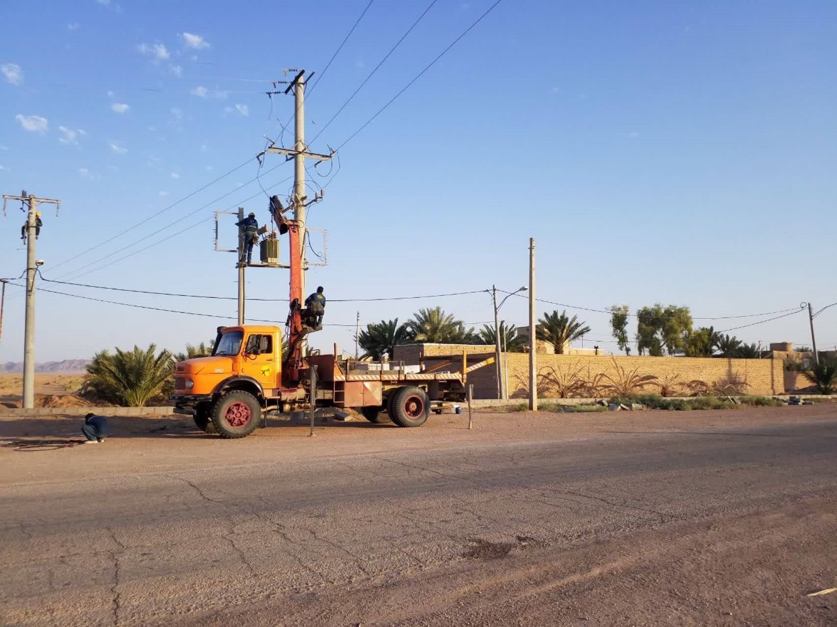 ساماندهی شبکه برق روستای مهرجان