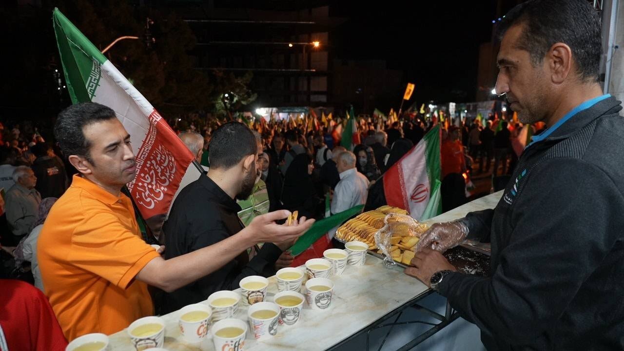 آغاز خدمت‌رسانی خادمان نذر حسین در کربلا