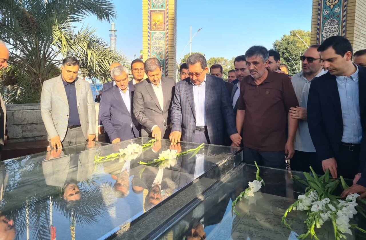 ادای احترام وزیر صنعت، معدن و تجارت به شهدای اصفهان
