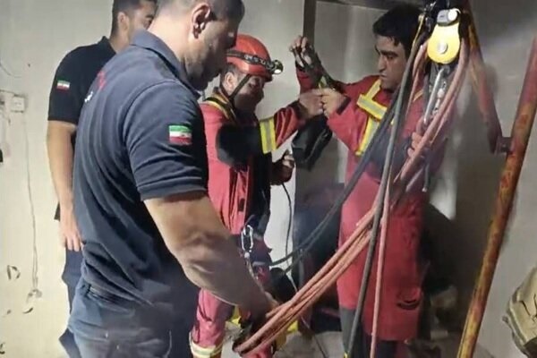 مصدومیت پدر و پسر در حادثه سقوط از اتفاع در کاشان
