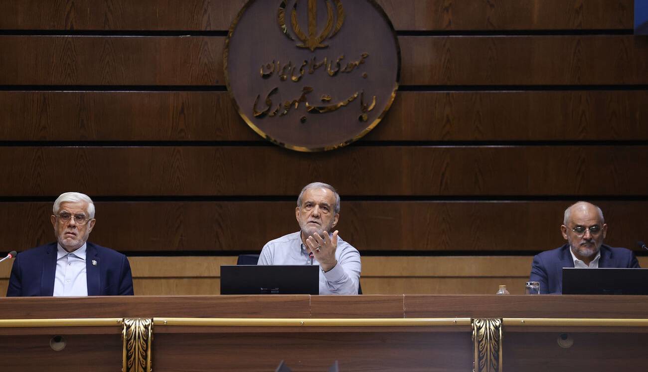 خیره به انگشت اشارۀ پزشکیان!