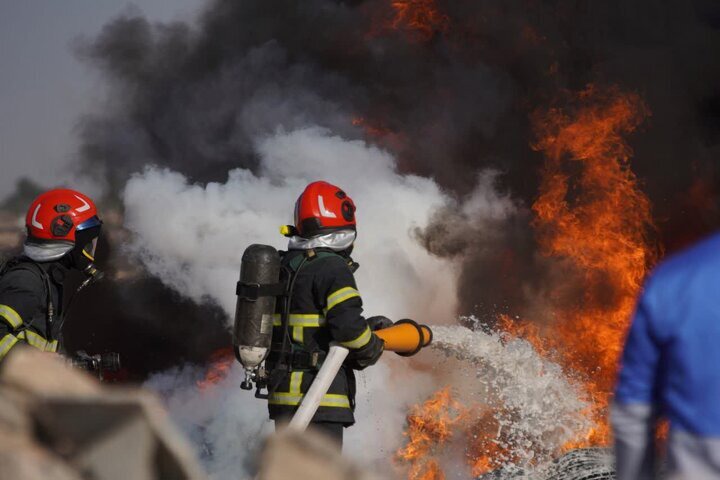 واژگونی و آتش‌سوزی پراید در خیابان امیرکبیر کاشان ۲ مصدوم داشت