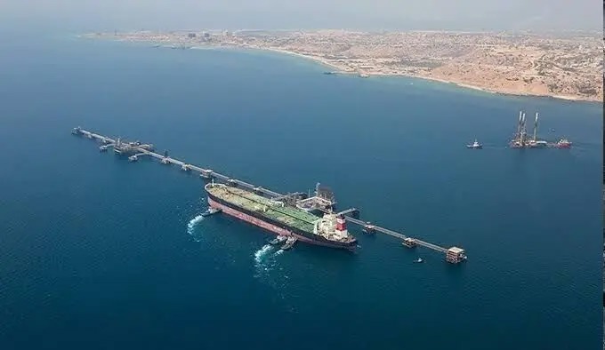نفتکش ایرانی در جزیره خارگ هدف حمله موشکی آمریکا قرار گرفت/  هم اکنون عملیات تخلیه این نفتکش در حال انجام است