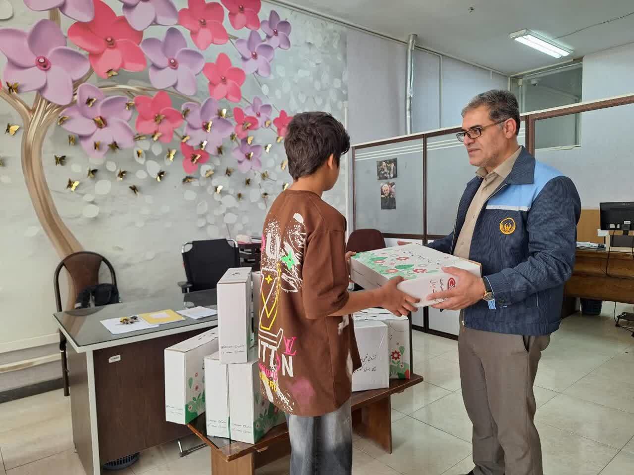 اهدای ۱۱۸ بسته تحصیلی به دانش آموزان نیازمند استان