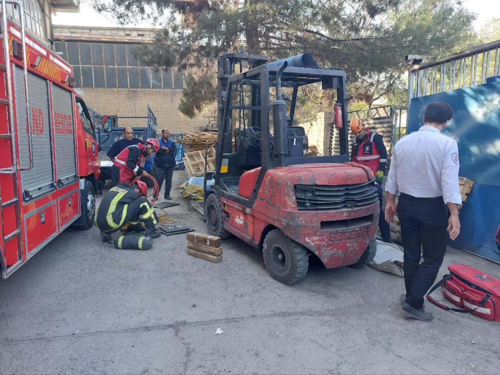 مرگ دلخراش کارگر جوان زیر لیفتراک در مشهد
