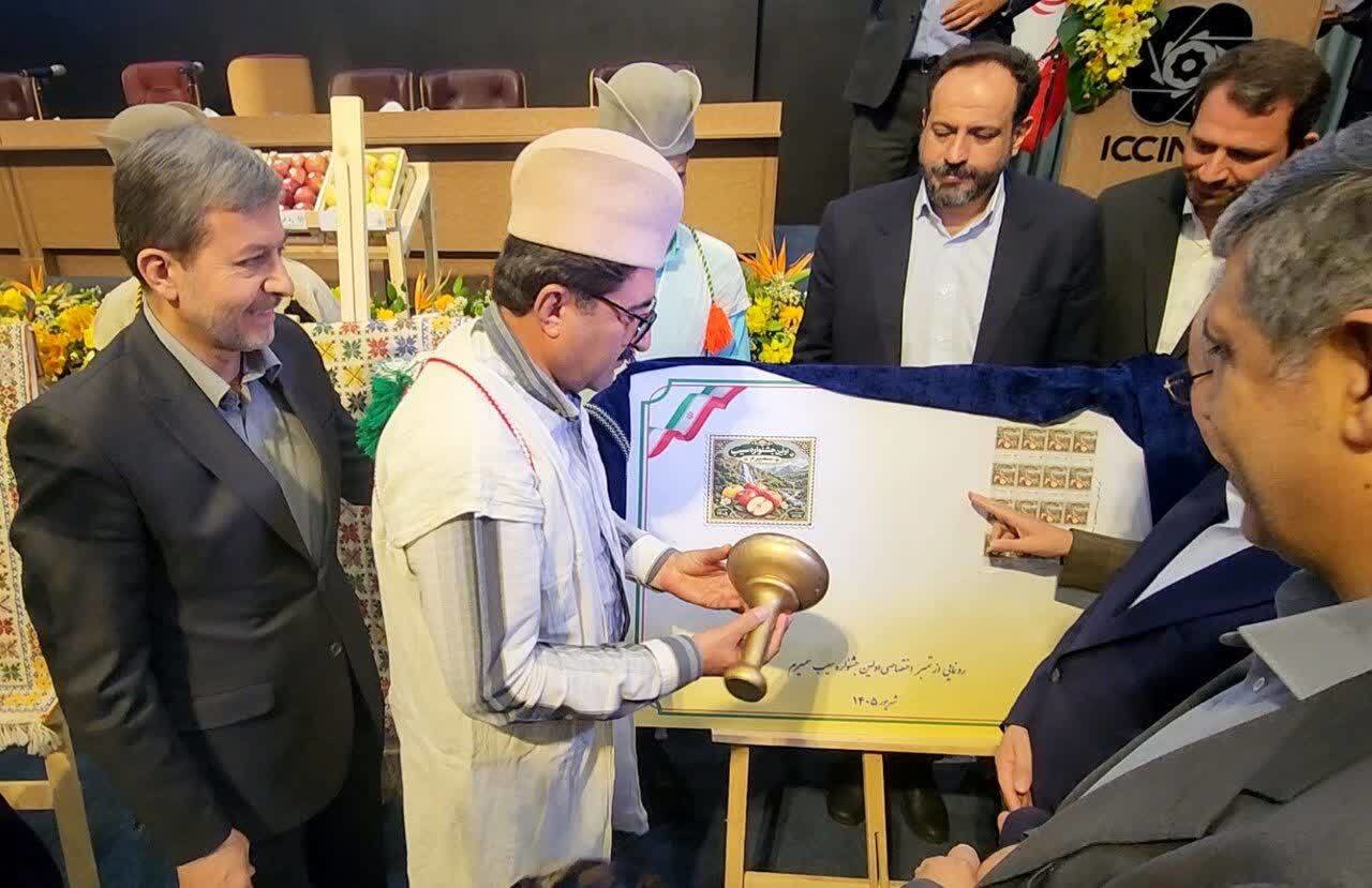 رونمایی از نخستین تمبر اختصاصی سیب درختی سمیرم