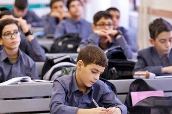 ۴۷۰۰ دانش‌آموز اردستانی سال تحصیلی جدید را آغاز کردند