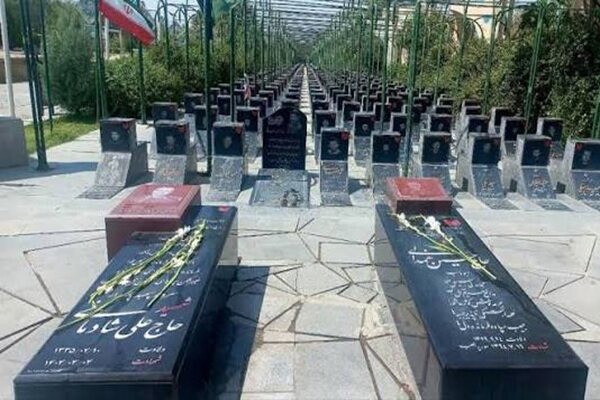 عطر گل بر مزار شهدا در گلپایگان پیچید