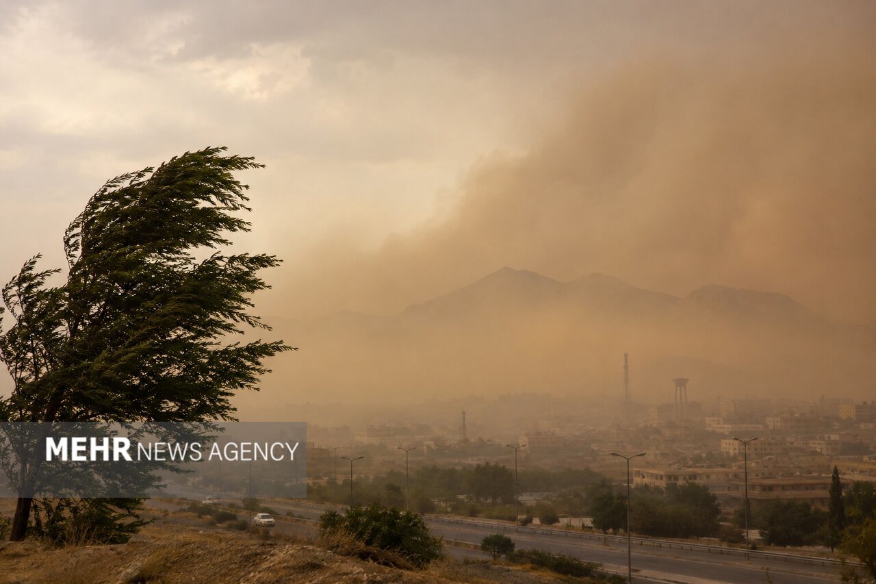 تندباد اصفهان را درمی‌نوردد؛ کاهش دما نامحسوس است