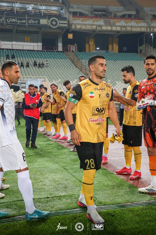 سپاهان، فجر سپاسی را گلباران کرد