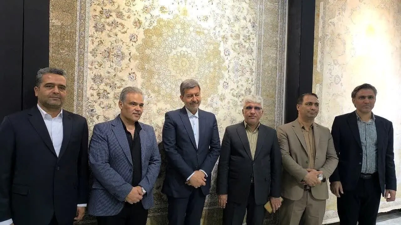 با تمام توان حامی صنعتگران و توسعه خوشه‌های فرش کاشان و آران‌وبیدگل هستیم