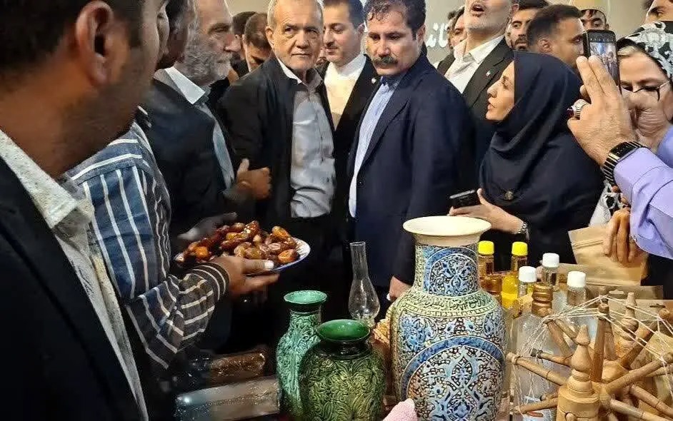 بازدید رئیس جمهور از غرفه صنایع دستی استان اصفهان