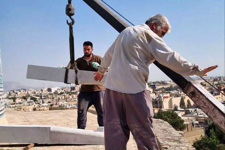 نصب و اصلاح ۵۰ ناودان سنگی و فلزی میدان امام اصفهان